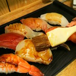 立ち寿司 - ランチのにぎり盛り（８００円）※大き目のネタで『まぐろ』『たい』『はまち』『いか』『えび』『貝柱』『とり貝』『サーモン』と８カン入ってます。