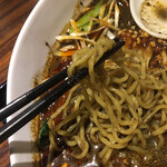 中国麺飯酒房HAO! - 中細麺、麺固め。
            黒ゴマがたくさんのスープ。