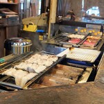津多屋  - カウンターからは焼いている光景が見られてワクワクします