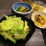 土佐の焼肉 孔子園 - サラダ・チヂミ・キムチ