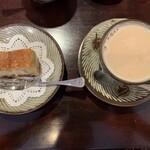 喫茶 美術館 - カフェ・オ・レとラム酒のケーキ