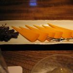 ニコルズ バー - おつまみ(ミモレット＆レーズン)