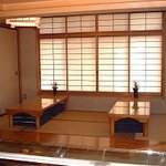 Edo Hachi Zushi - お座敷は 8名様 までお食事できます。ご家族でのお食事やお友達などとご一緒に、楽しいひとときをゆったりお過ごし頂けます。