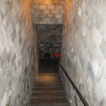 シシリア - 階段で下りる　しかし、横にエレベーターもある。