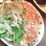 Taverna la Cura - 生ハムとルッコラのピザと、チーズを使ってないピザのハーフ♡