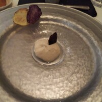 ラ・ブランシュ - カリフラワーのムース。トップには豪州産黒トリュフ。添えてあるポテトチップスに乗せて頂きます。
