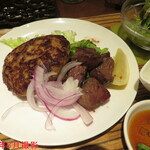 HAMBURG LABO - 京都ぽーくハンバーグ＆黒毛和牛サイコロステーキのアップ