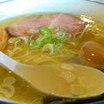 翔鶴 - 手前から時計回りに役者さんを紹介します。まずは半身浴してる焼海苔、刻み葱、支那竹、チャーシュー、煮玉子です。