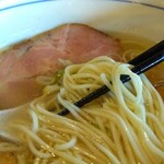 翔鶴 - 低加水中細ストレートパツパツ麺。序盤から中盤にかけて愉しむパツパツ感、終盤は少し柔めを愉しみます。向こう側のチャーシューは最後のお愉しみで、スープと一緒に味わうのです。