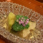 津の守坂 小柴 - 絹皮なす、蒸し鮑、金時草、オクラ、出汁のジュレ