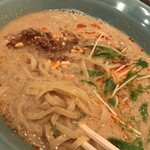 暖龍 - 坦々麺の麺を