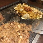 お好み焼・焼そば 風月 - 豚キムチ焼きそば
            明太餅もんじゃ（＋お好み焼きのイカを）