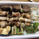 ハセガワストア - 季節のやきとり弁当 わさびごはん
      塩の（中）で レバー1本増し