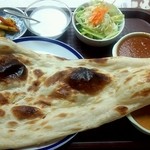 エスニカ - スパイシーチキンカレーとキーマカレーの二種盛セットをナンに変更９９０円