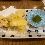 Umisato Shokudou Ando Sakaba - サラダを食べた後はこの店自慢のイカの天ぷらです。