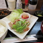 となりの食堂 - 生野菜タップリでも800円のまま！