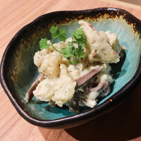 肉と日本酒いぶり 有楽町店 - 牛タンポテトサラダ