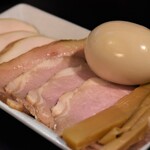 らぁ麺 飛鶏 - トッピング(チャーシュー+煮玉子)