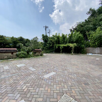 九つ井 本店 - 石畳の駐車場