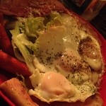 カレー屋アカマル - 厚切りベーコンエッグ！