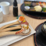 Sushi time - 手毬寿司3種 単品 550円
            シャリの量が夏に合ってる。