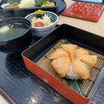 Sushi time - サーモン寿司セット 1100円 (3点)
            デコレーションも素晴らしい。