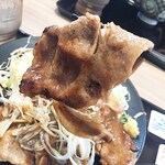 Yoshinoya - 大きめの豚肉が4切れ入っておりました。