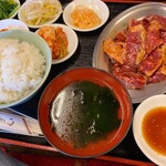 馬山館 - 盛りだくさんなキムチ。ハラミ丘盛り1800円也。なんとおかわり可。