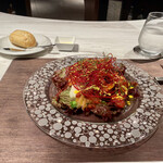 グランド ダイア - ノルウェー産自家製サーモンマリネのサラダ仕立て
      トマトバジルソース