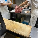 ステーキハウス スエ - Ｔボーンをカット！