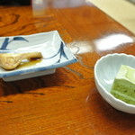 そば処　はやし - サービスのニンニク漬け　と　デザートのプチケーキ