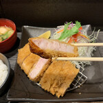 とんかつ 大喜 - ロースとんかつは端っこの脂が美味い！