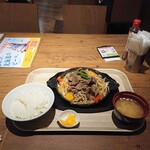 松尾ジンギスカン - 特製ラムジンギスカン定食、1,380円+税。