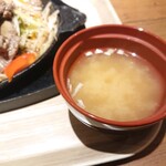 松尾ジンギスカン - お味噌汁ももちろん付いている定食。