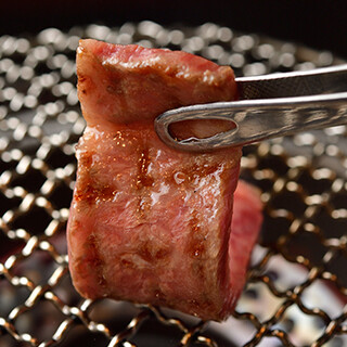We offer Yakiniku (Grilled meat) and Bistro dishes that go well with French cuisine based sauces.