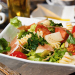 ギリシャ料理 taverna ミリュウ - 1,200円ランチのサラダ、じゃがいもとマカロニのサラダ。