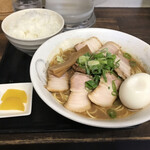 しま彰 - 特盛中華そば(ゆで卵トッピング)
      白ごはん