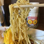 香港バル ラカンカ - 麺は少し固めの中細中華麺です