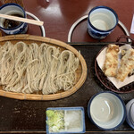 藤花庵 - 昼そば、ちくわと舞茸の天ぷらがつきます。
