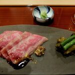 馳走 山傳 - 強肴。ロースにはバルサミコソース。お好みでマスタードか山葵を
