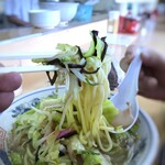 長崎亭 - 主人の麺リフトは大胆。(⌒-⌒; ) もちもち感ある「ちゃんぽん麺」で、私には多く半分主人へ。