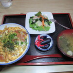 紅陽軒 - カツ丼・サラダ・味噌汁・漬物