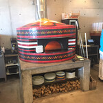 Pizzeria ipsilon - 真紅の薪焼き窯が美しい。