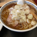 新川大勝軒飯店 - ラーメンの丼は深くて、麺は食べきれないくらいの量。