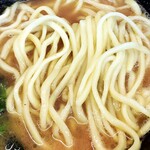 家系ラーメン 佐々喜家 - 酒井の麺は平ザルで上げています。ちょい細め。