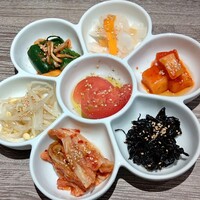 焼肉&手打ち冷麺 二郎 KANAYAMA - ◆キムチナムル盛り合わせ◆♪
                    
                    フルーツトマトのナムル·白菜のキムチ·豆もやしのナムル·オイキムチ·ニンジンと大根のナムル·カクテキ·韓国海苔♪
                    
                    