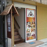 チンタジャワカフェ - 入口です。お店は２Ｆ部分。