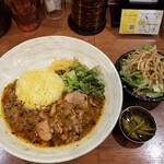 SPICY CURRY 魯珈 - 麦と麦茶のバジルチキンカレー+激辛青唐辛子のピックル＋ぷちサラダ１５０円