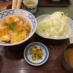 とんかつ濱かつ - 妻の頼んだロースカツ丼９９０円。
             
            ジューシーなロースカツをトロトロ玉子でとじたカツ丼です。