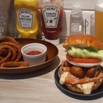 Sims Lane Burger Stand - マッシュルーム・ベーコン・モッツァレラバーガー(税込1,430円)とオニオンリングフライMサイズ(税込418円)とカールスバーグ(税込638円)※ビールは2杯目から半額で提供